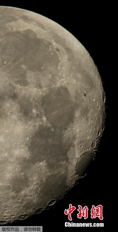 NASA发布国际空间站飞越满月画面【组图】