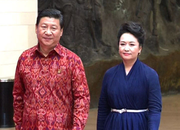 APEC领导人穿印尼服装拍全家福 习近平夫妇站中央