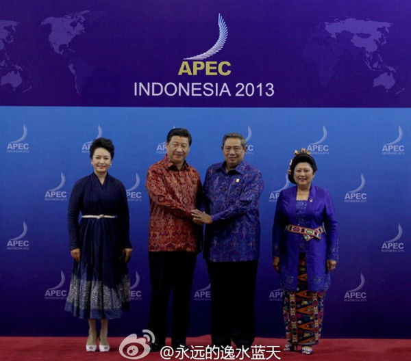 APEC领导人穿印尼服装拍全家福 习近平夫妇站中央