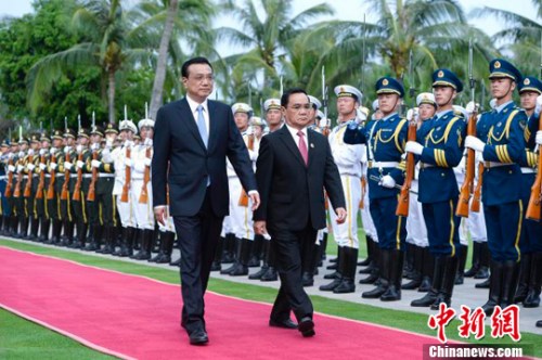 李克强同老挝总理通邢举行会谈