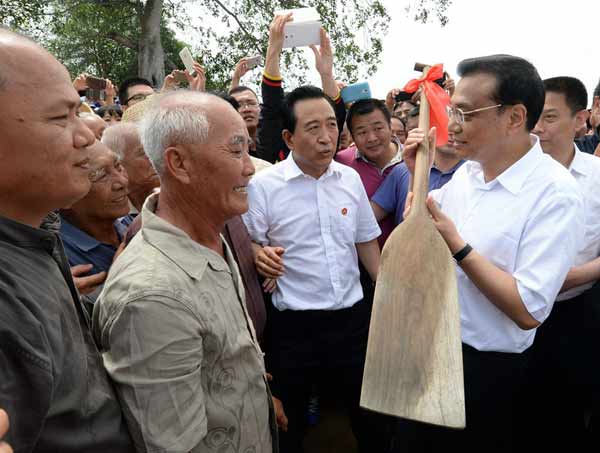 渔民赠送李克强总理船桨(新华社刘建生摄)