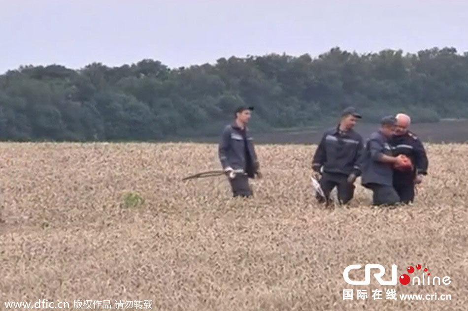 乌民间武装将MH17黑匣子交给马来西亚
