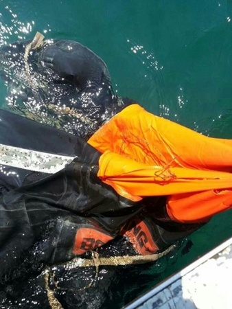 马来渔民在马六甲海峡发现救生筏 已报告执法部门