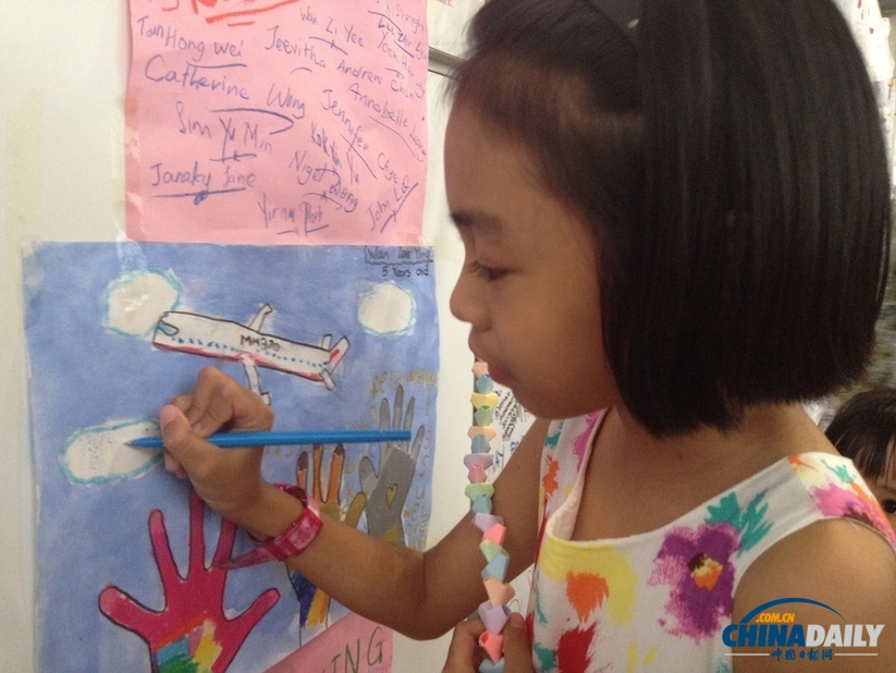 你快回来！马国机场竖起祈愿墙 5岁女童作画祈福