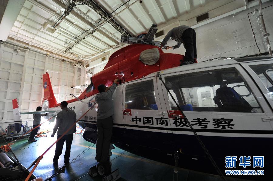 “雪龙”号抵达中国飞机发现漂浮物的目标位置