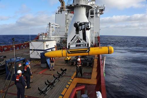 自主水下航行器已准备再次潜入海底 执行搜寻任务