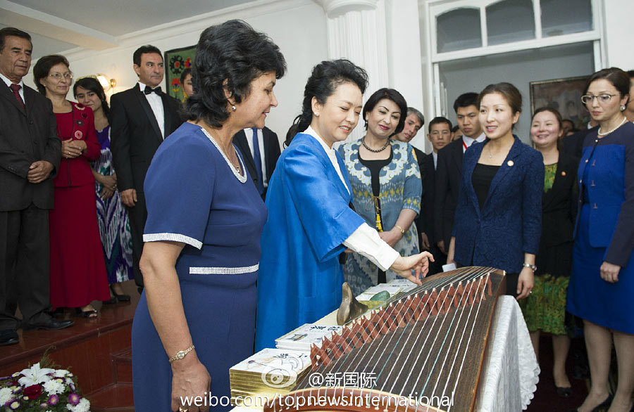 彭丽媛参观塔吉克斯坦国立音乐学院
