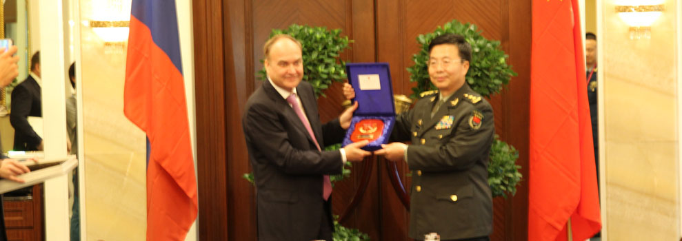 王冠中会见俄罗斯、越南国防部副部长