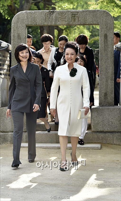 彭丽媛与韩国“第一夫人“同游宫殿