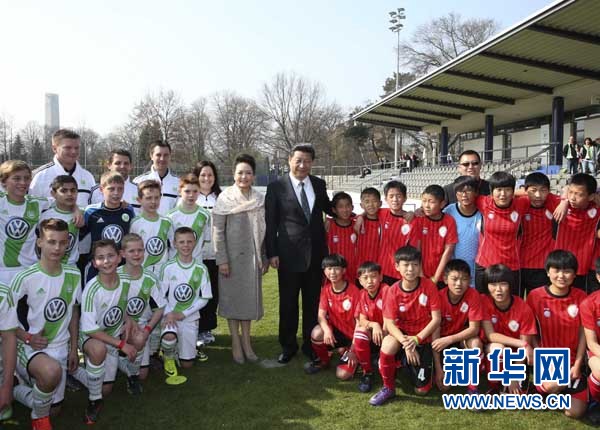 习近平看望在德国训练的中国少年足球运动员