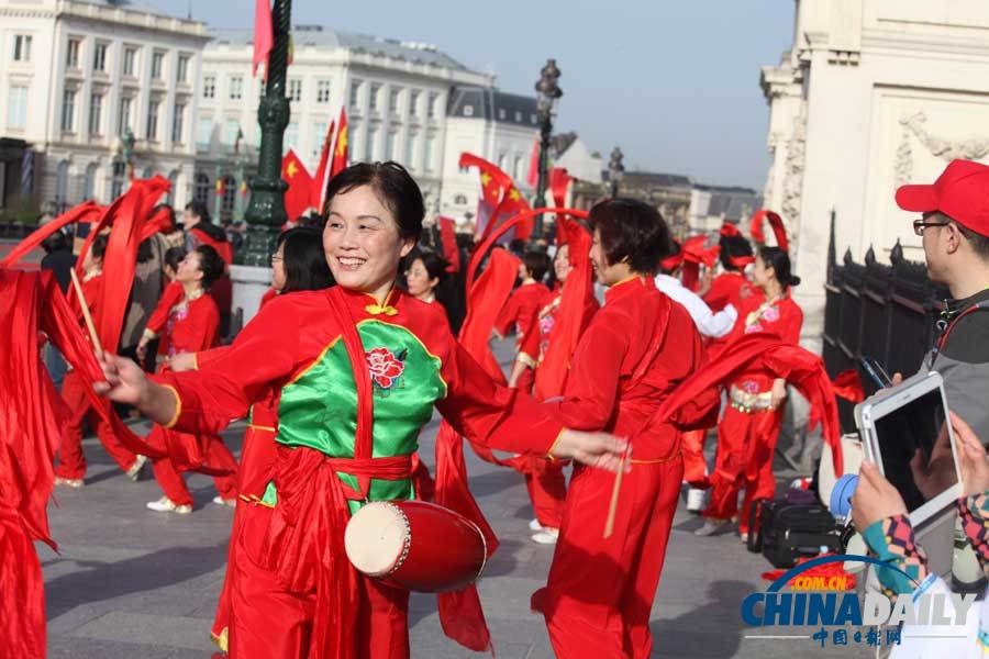 比利时国王为习近平举行欢迎仪式 当地华人扇舞迎接