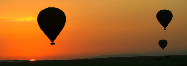 非洲草原上的热气球