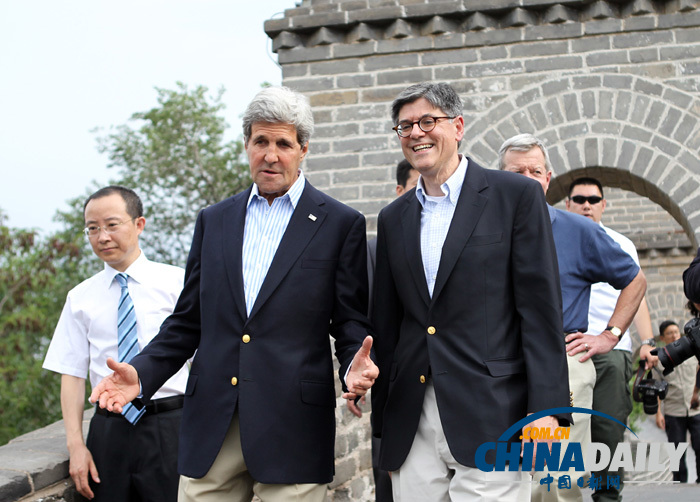 美国国务卿克里与财长卢参观八达岭长城