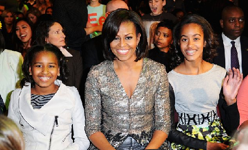 奥巴马夫人出席儿童选择奖颁奖礼 脸上“中彩”粘绿泥