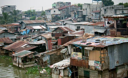菲律宾首都在国际会议召开前建墙隔开贫民区