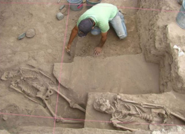 墨西哥考古学家掘出变形颅骨 酷似“外星人头骨”