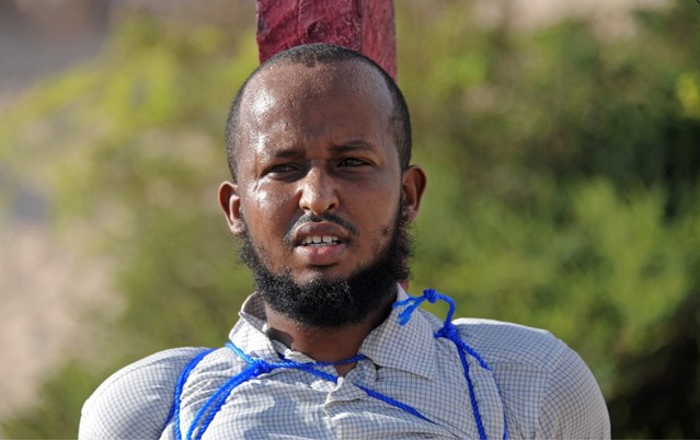 血债血还！索马里公开枪决恐怖分子