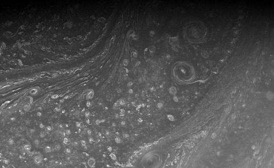 NASA公布罕见照片 土星环“横穿”两卫星似珠链