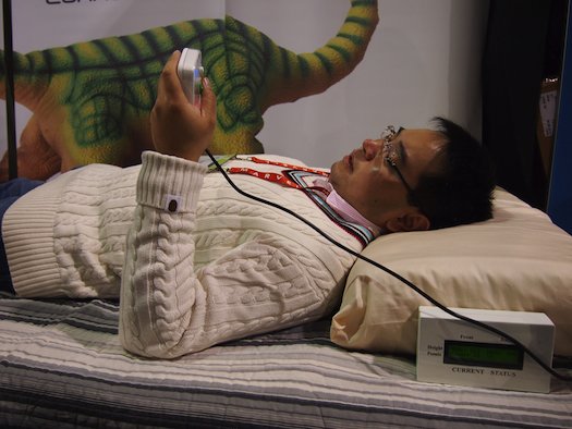 美发明高科技电子智能枕头 能根据睡姿变形远离落枕
