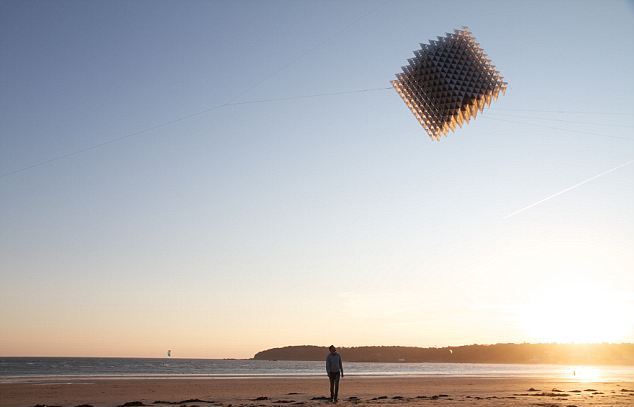 英国艺术家试飞巨型3D风筝 外表笨重但身轻如燕