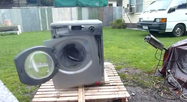 澳恶搞青年制造超级“自杀式”洗衣机 引无数网友围观