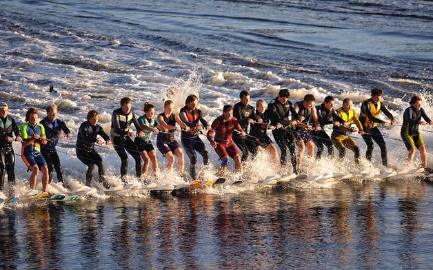 图：145人在澳大利亚同时滑水刷新世界纪录