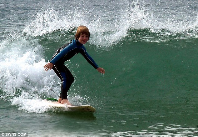 英8岁男孩成最年轻冲浪冠军 自小就是水娃娃