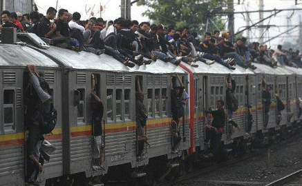 印尼拟用“臭扫帚”阻止旅客爬火车