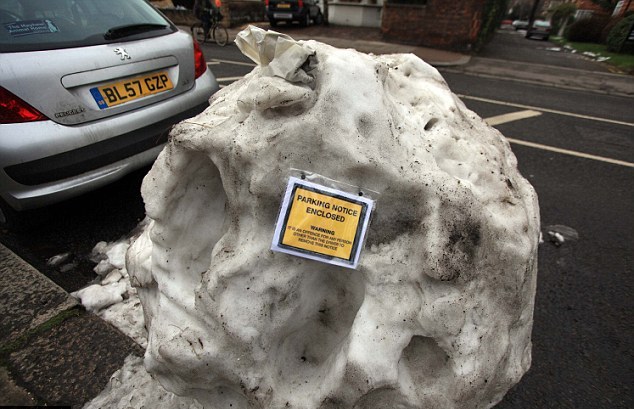 英国街头上演乌龙事件——超大雪球被冤开交通罚单