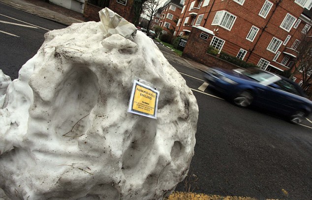 英国街头上演乌龙事件——超大雪球被冤开交通罚单
