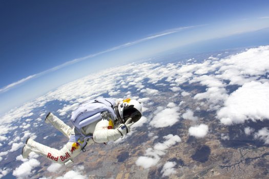 跳伞狂人挑战世界纪录 将从3.65万米高空以超音速降落