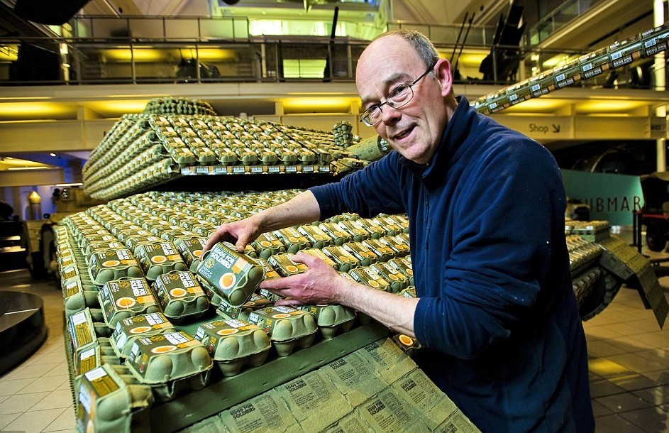 英电影特技师用5000余鸡蛋盒造出全尺寸“坦克”