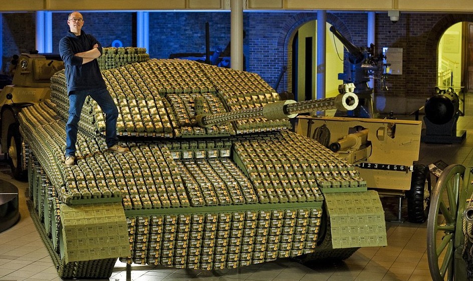 英电影特技师用5000余鸡蛋盒造出全尺寸“坦克”