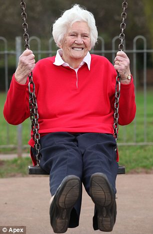 英闰年生百岁老人迎来第25个生日 生活规律健康乐观