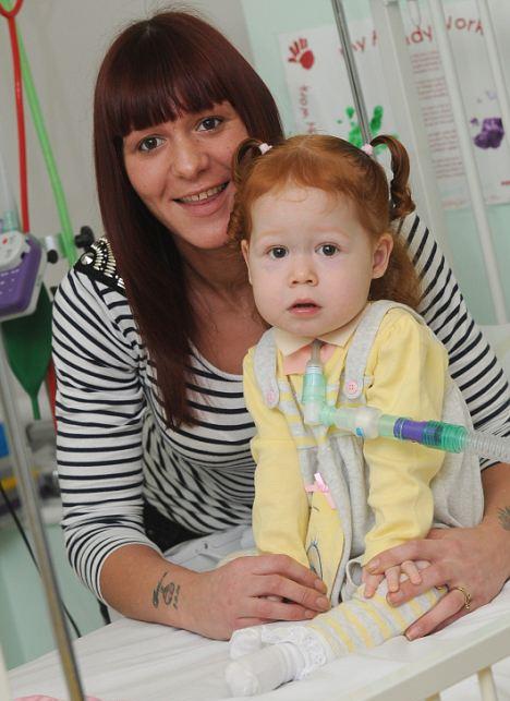 英国两岁孩童装钛合金肋骨 坚强不屈挑战罕见疾病