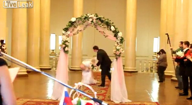 最尴尬婚礼视频：新娘摔倒婚纱裙脱落 “半裸”示人