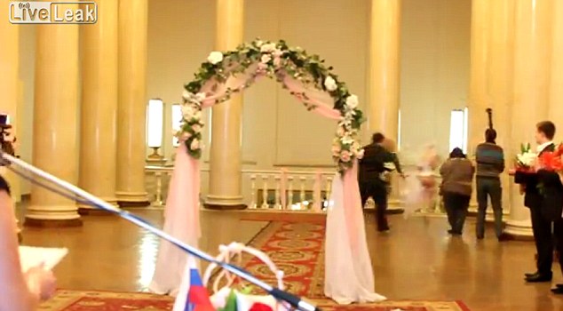 最尴尬婚礼视频：新娘摔倒婚纱裙脱落 “半裸”示人