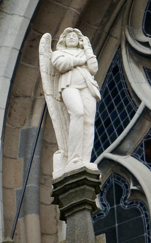 荷兰夫妇为天使雕塑开热线受追捧 教堂眼红欲“抢生意”