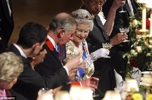 英女王每年出访行程数万里不得病 保健秘诀三不吃！