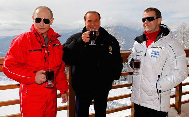 普京和梅德韦杰夫索契滑雪 老贝推掉电视节目前去道贺