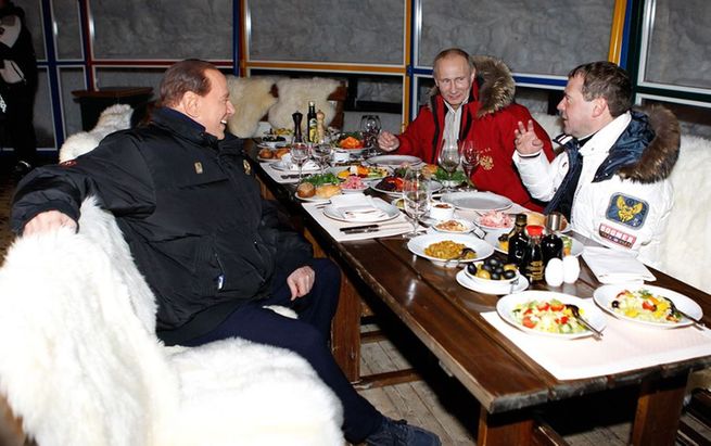 普京和梅德韦杰夫索契滑雪 老贝推掉电视节目前去道贺