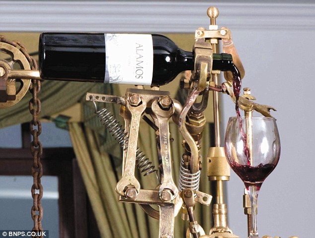 世上最炫葡萄酒开瓶器亮相英国 价值数万英镑重达半吨
