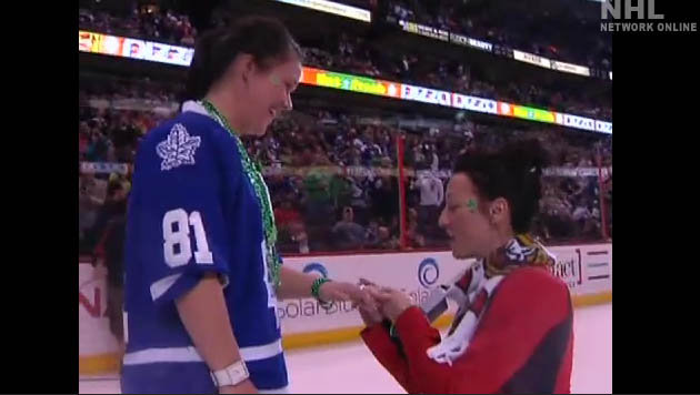 加拿大冰球赛场温馨一幕 女同性恋球迷浪漫求婚