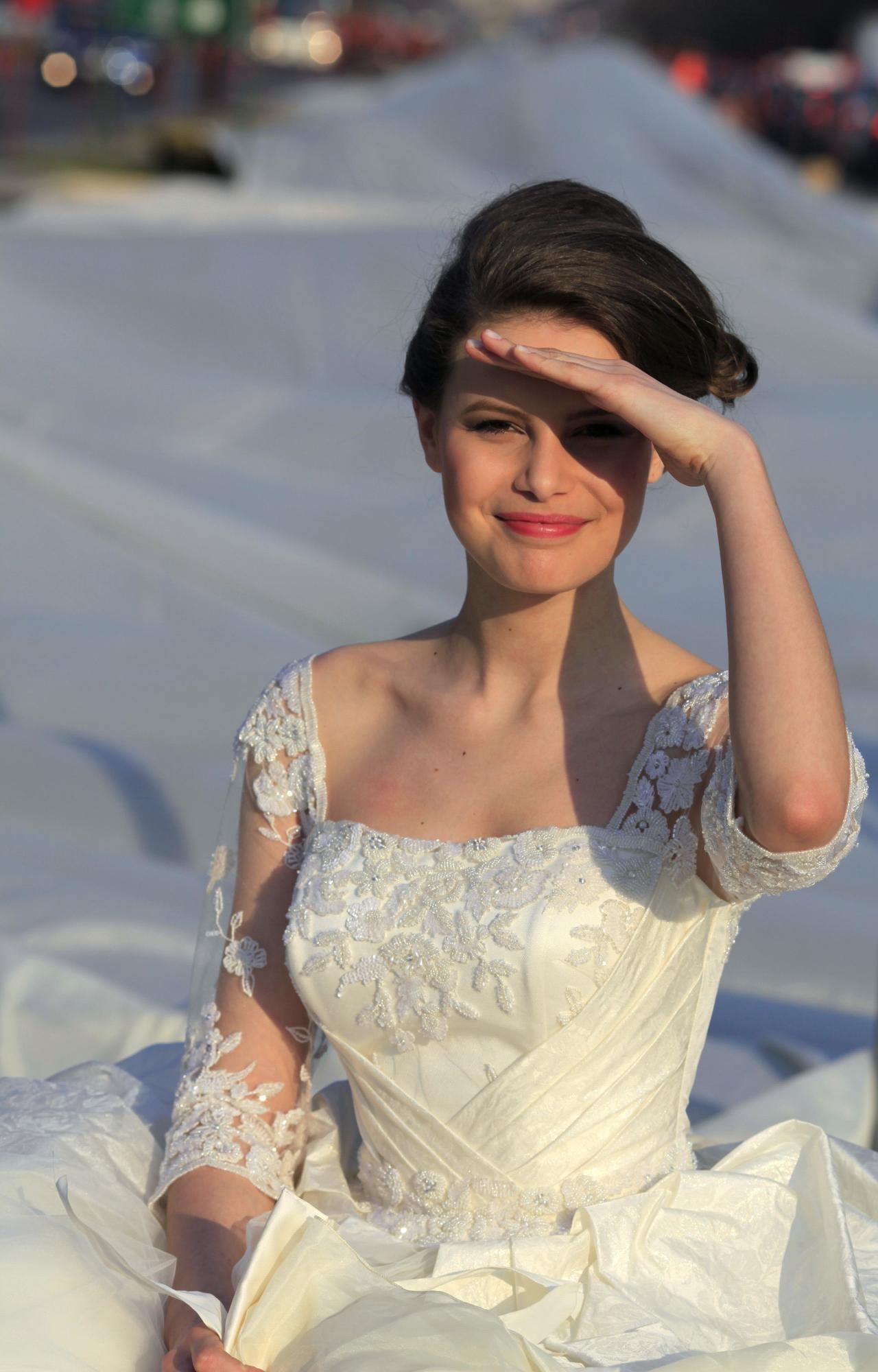 罗马尼亚17岁模特乘热气球 展示近3000米世界最长婚纱