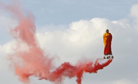 中国艺术家巴黎变身得道高僧 脚踩红烟上演“悬空”秀
