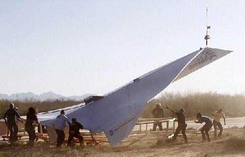 世界最大纸飞机在美国放飞 耗时两月制成仅飘6秒