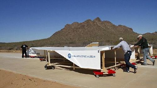 世界最大纸飞机在美国放飞 耗时两月制成仅飘6秒