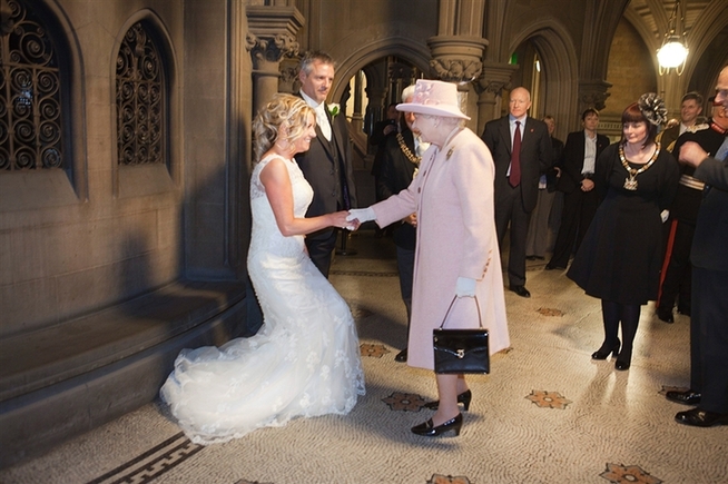 英国女王现身普通人婚礼 或成最知名“不速之客”