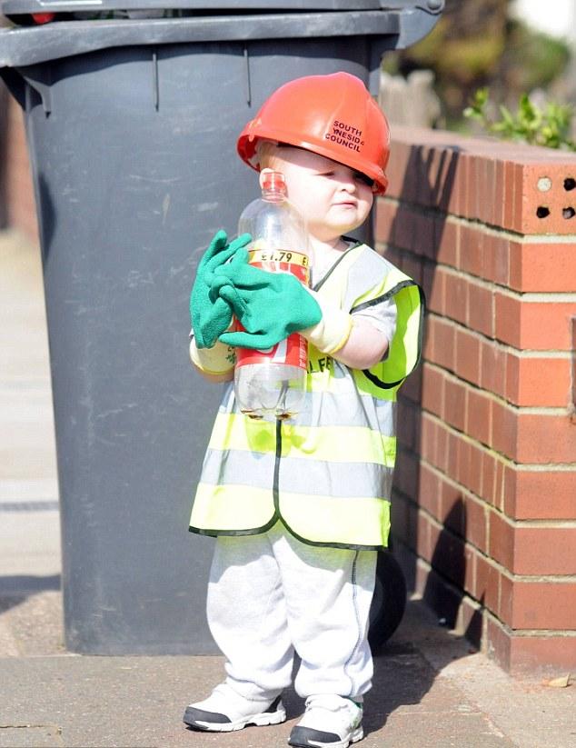 英国2岁男孩痴迷垃圾收集工 睡觉都要穿“工作服”