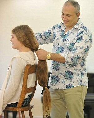 英国11岁女孩剪去及膝长发 捐给儿童慈善机构